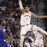 Kawhi Leonard (à gauche) affole Victor Wembanyama. KEYSTONE/EPA/ADAM DAVIS